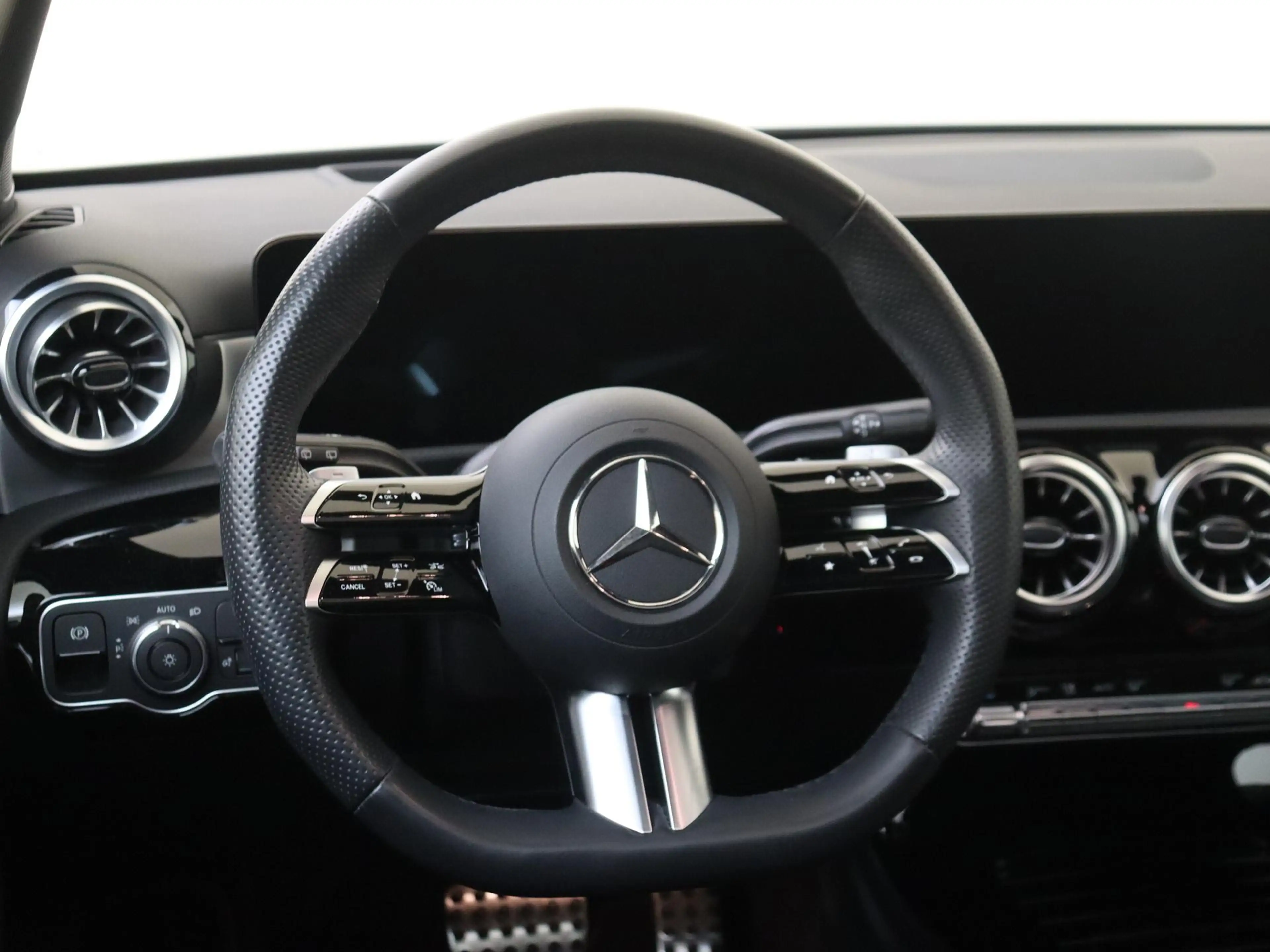 Mercedes-Benz A 250 e Business Solution AMG / Panoramadak/ Memory/ 19 — photo 10