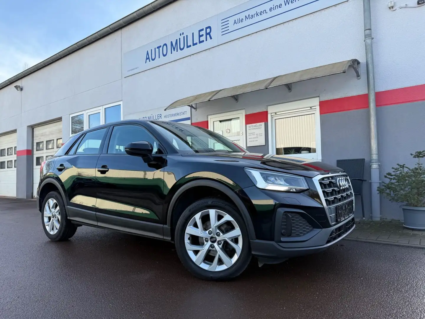 Audi Q2 30 TDI basis S-tronic LED SHZ Kamera Schwarz - 1