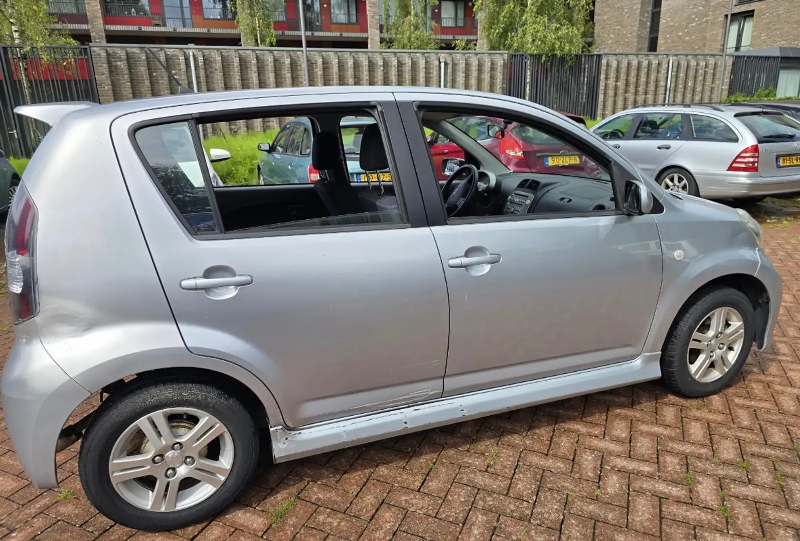 Daihatsu Sirion Sirion 1.3-16V Sport Срібний - 1