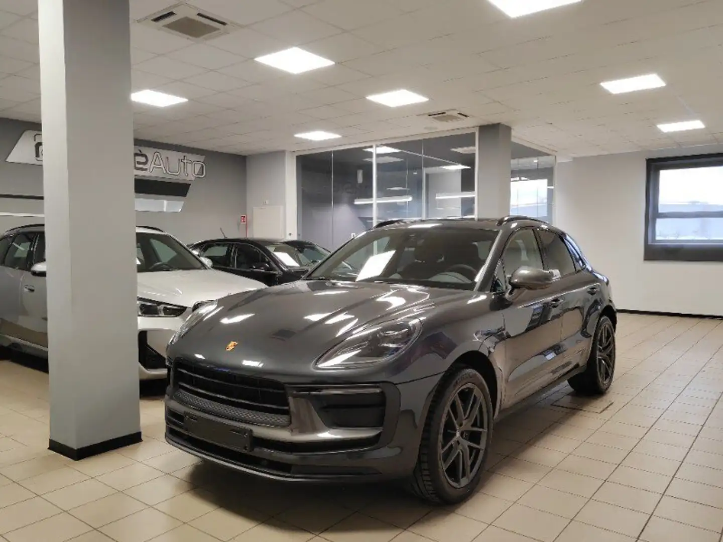 Porsche Macan 2.0 T Grau - 2
