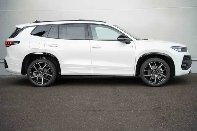 Volkswagen Tiguan Allspace view 9