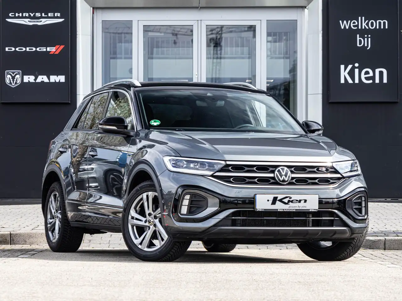 Volkswagen T-Roc 1.0 TSI R-Line | Navigatie | ACC | LED | Apple Car — photo 1 of 32