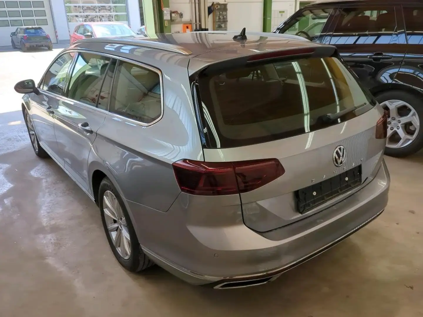 Volkswagen Passat Variant 2.0 TDI Elegance AHK Matrix Zilver - 2