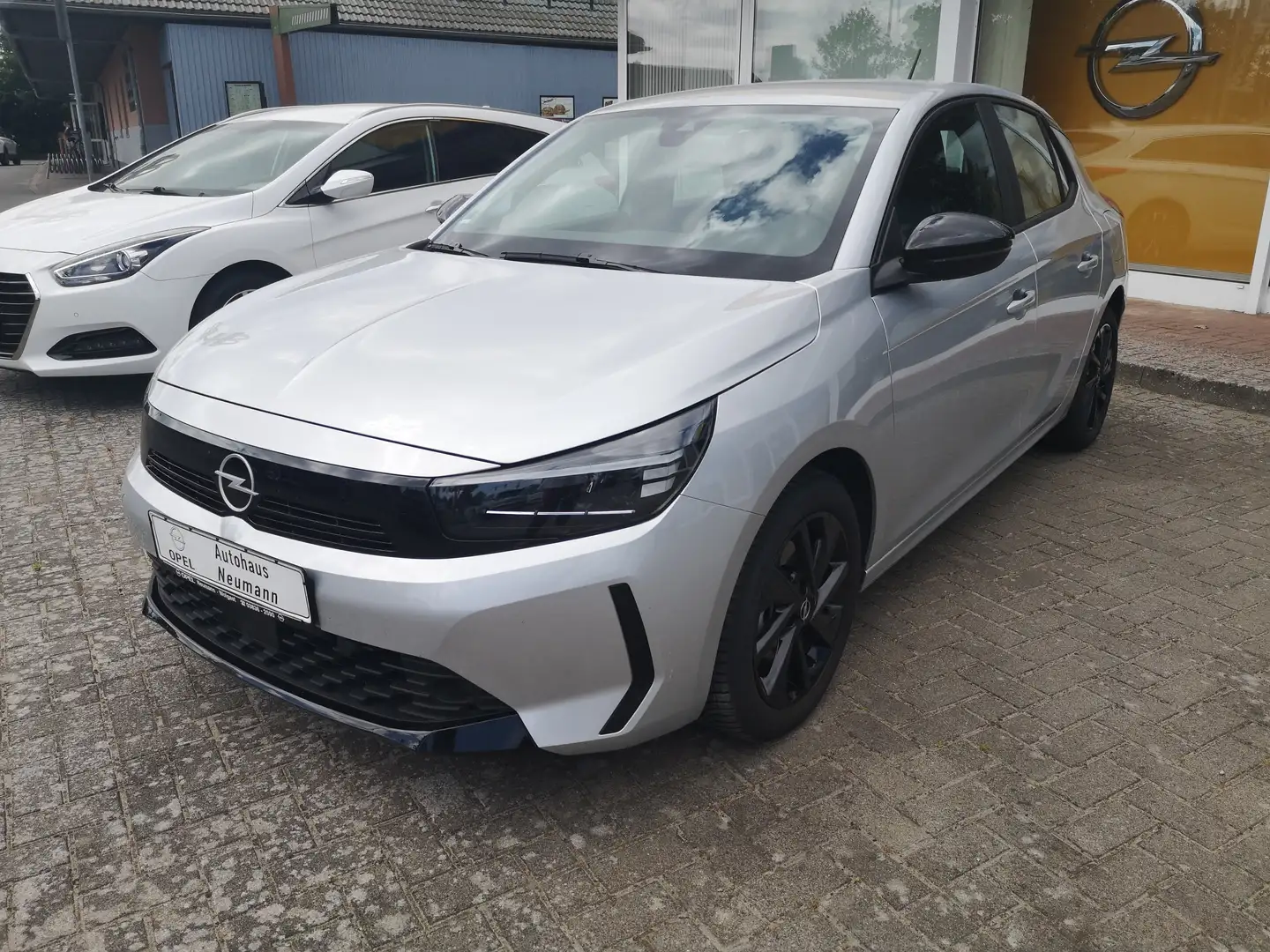 Opel Corsa Basis-Automatik, Allwetter, Klima, Parkpilot hi Silber - 1