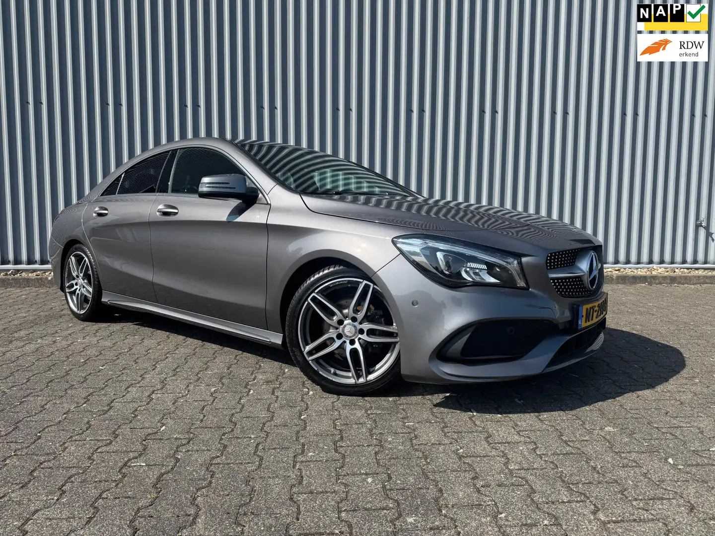 Mercedes-Benz CLA 180 Business Solution AMG, PDC, CAMERA Grijs - 1