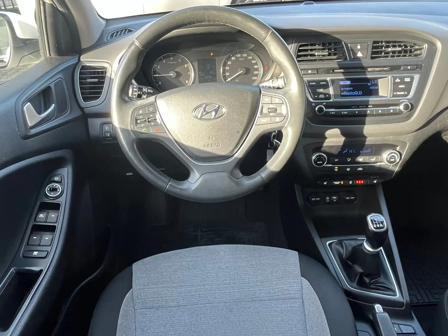 Hyundai i20 1.2 84PK HP Clima,Cruise,Stoel&StuurVerw.,Usb/Aux, Wit - 2