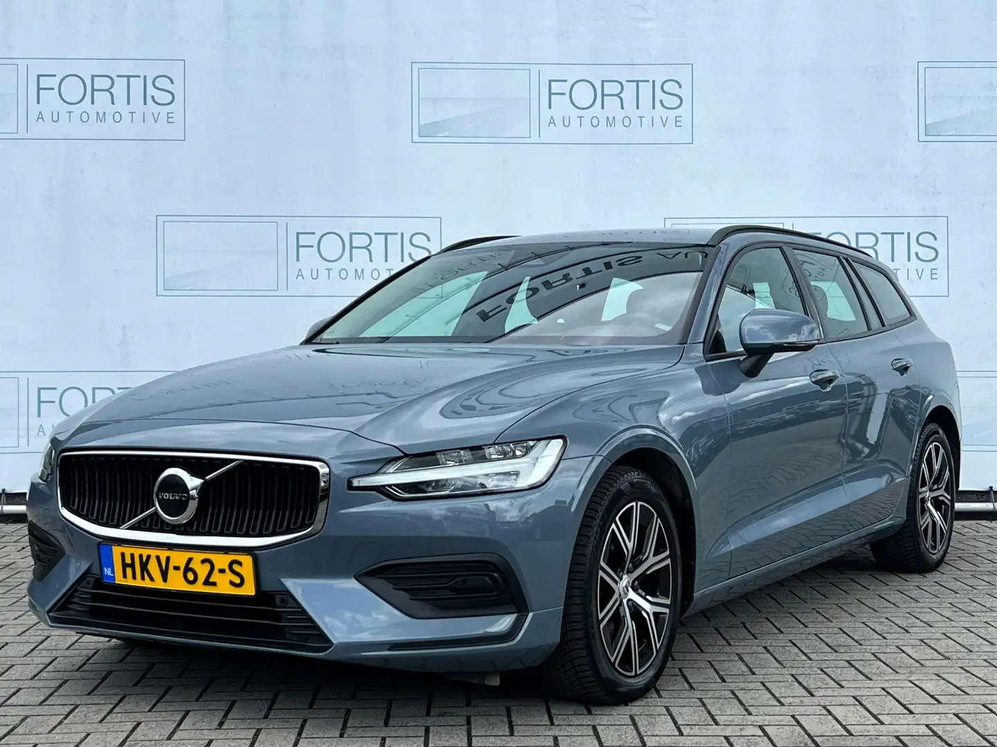 Volvo V60 2.0 B3 Essential STUURWIEL VERW | STOELVERW | GOOG Blauw - 1