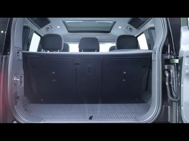Land Rover Defender view 7