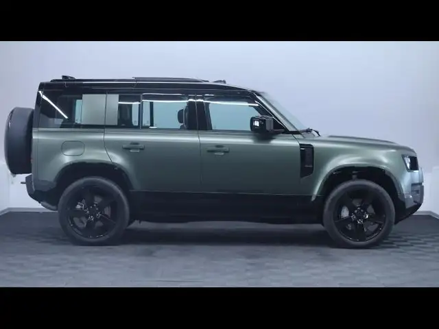Land Rover Defender view 4