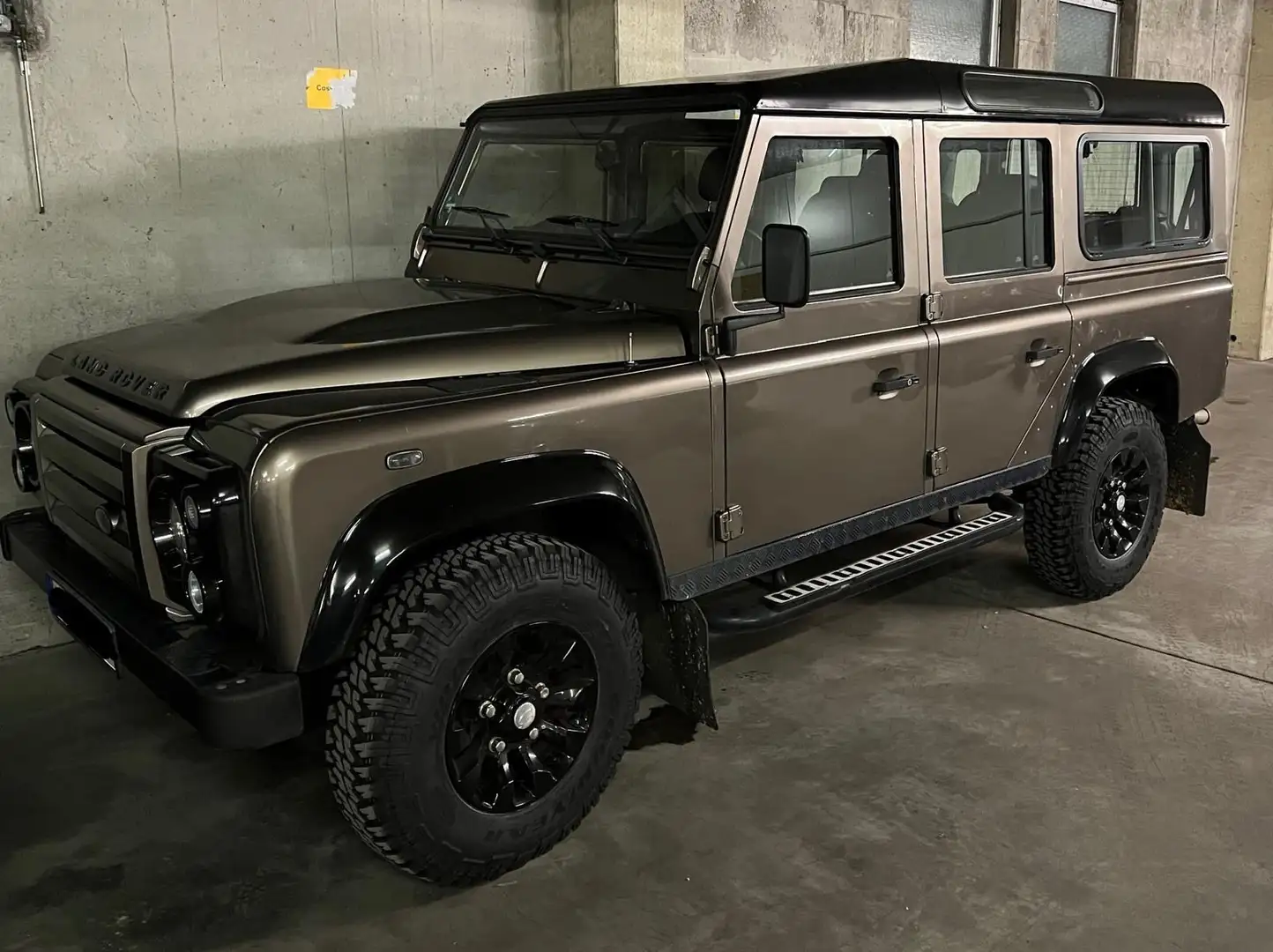 Land Rover Defender 110 Rough Station Wagon Brun - 1