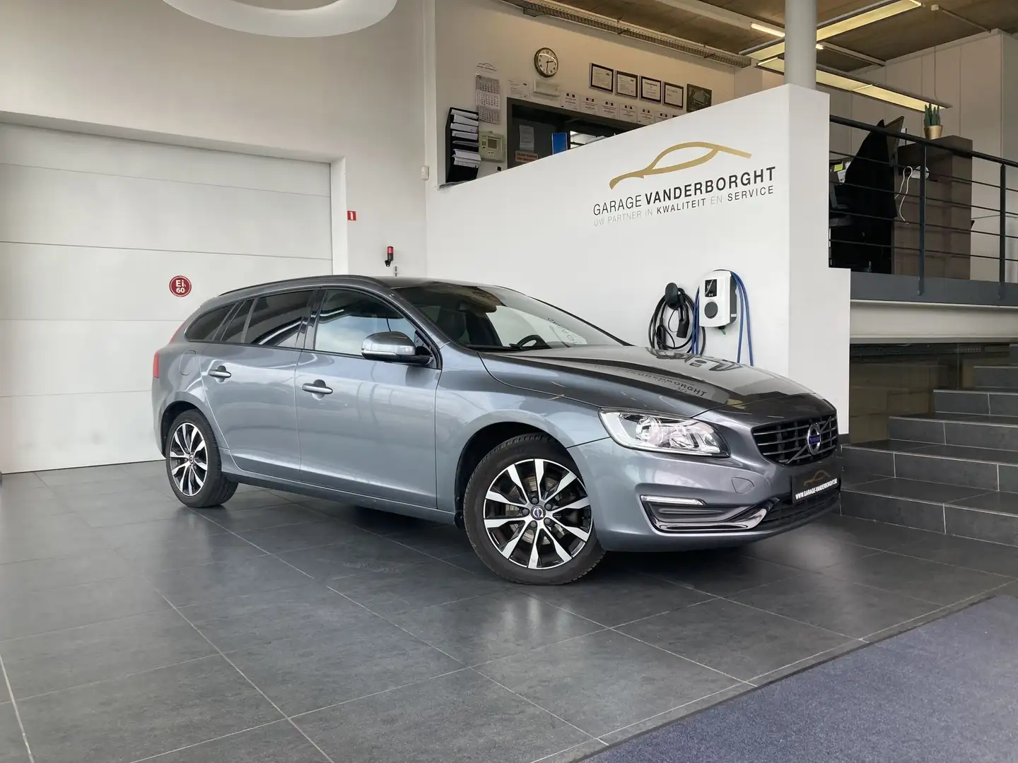 Volvo V60 T3 BENZINE SLECHTS 58000KM LEDER-GPS Grigio - 1