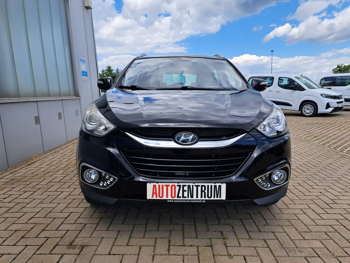 Hyundai iX35 2.0 CRDi Style 4WD AUTOMATIK 4x SITZHEIZUNG Schwarz - 2