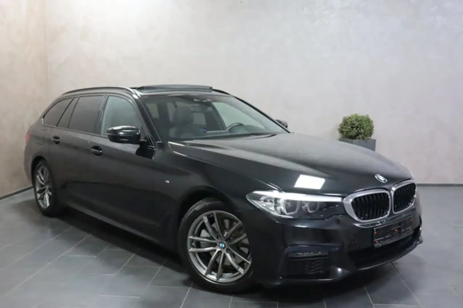 BMW 520 Touring Aut. M Sport AHK PANO KAMERA NAVI Schwarz - 2