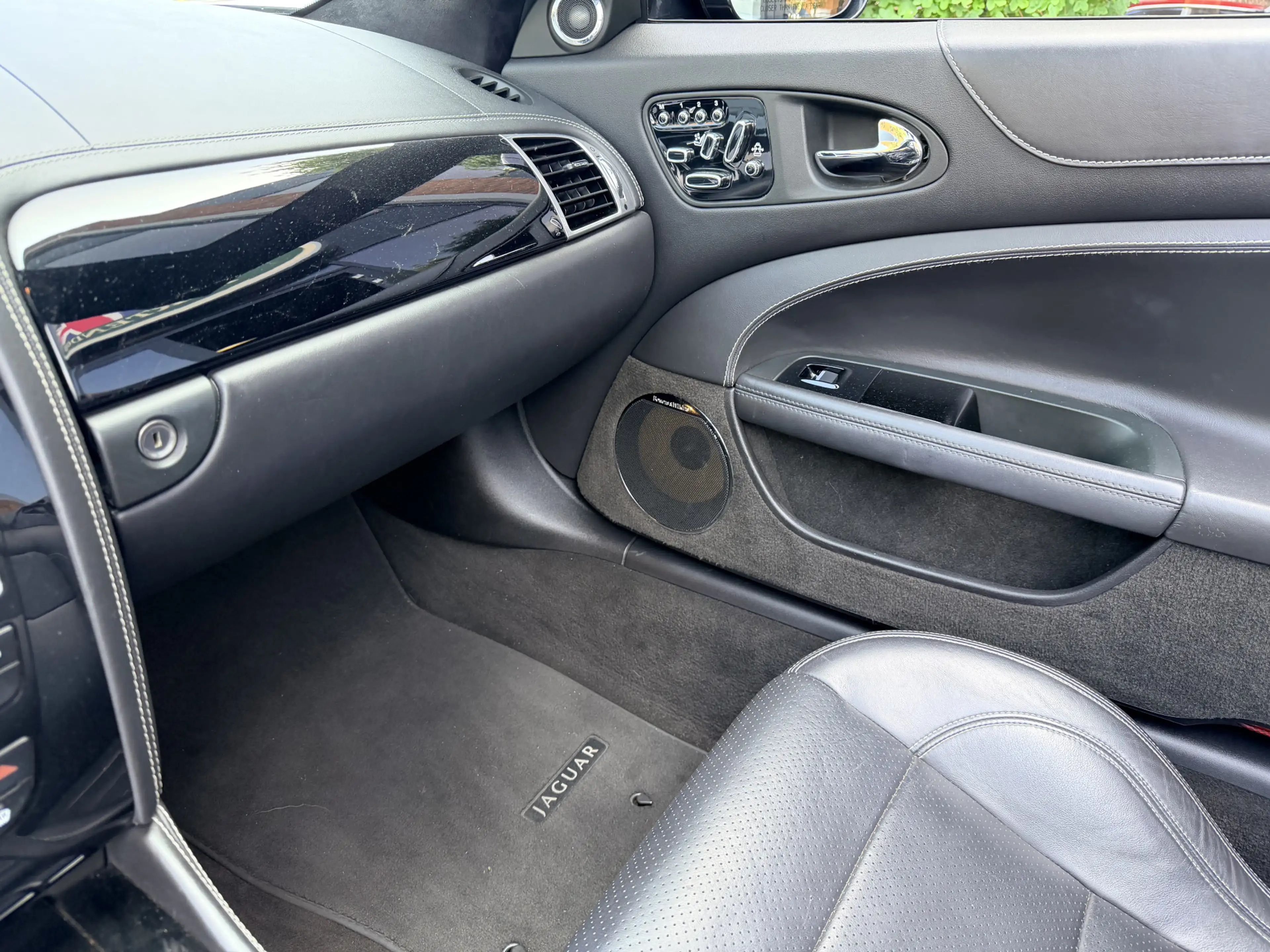 Jaguar XK 5.0 V8 Convertible Portfolio — photo 11