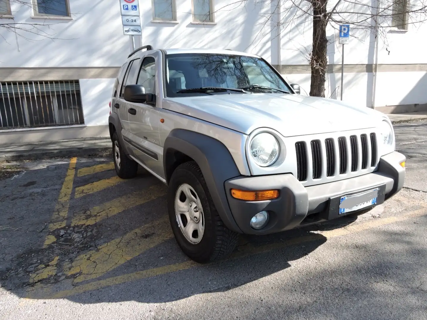 Jeep Cherokee Cherokee 2004 2.8 crd Limited auto Gris - 1