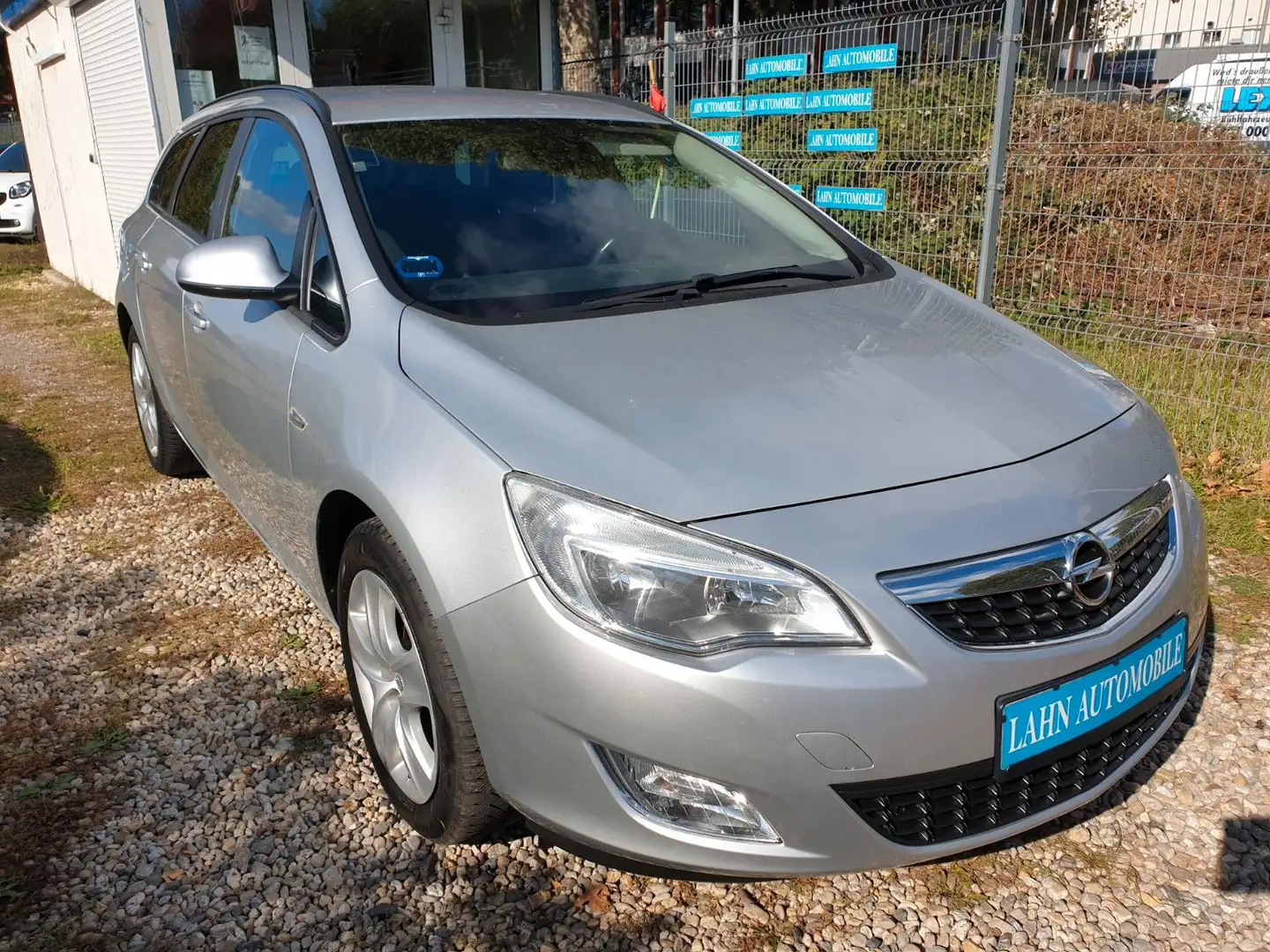 Opel Astra J Sports Tourer Design Edition*TÜV-Neu* Silber - 1