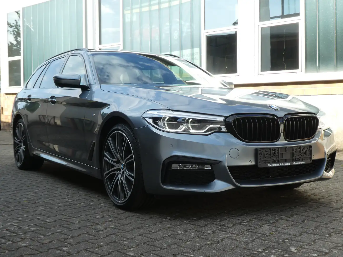 BMW 540 d xDrive Touring M Sportpaket Grijs - 2