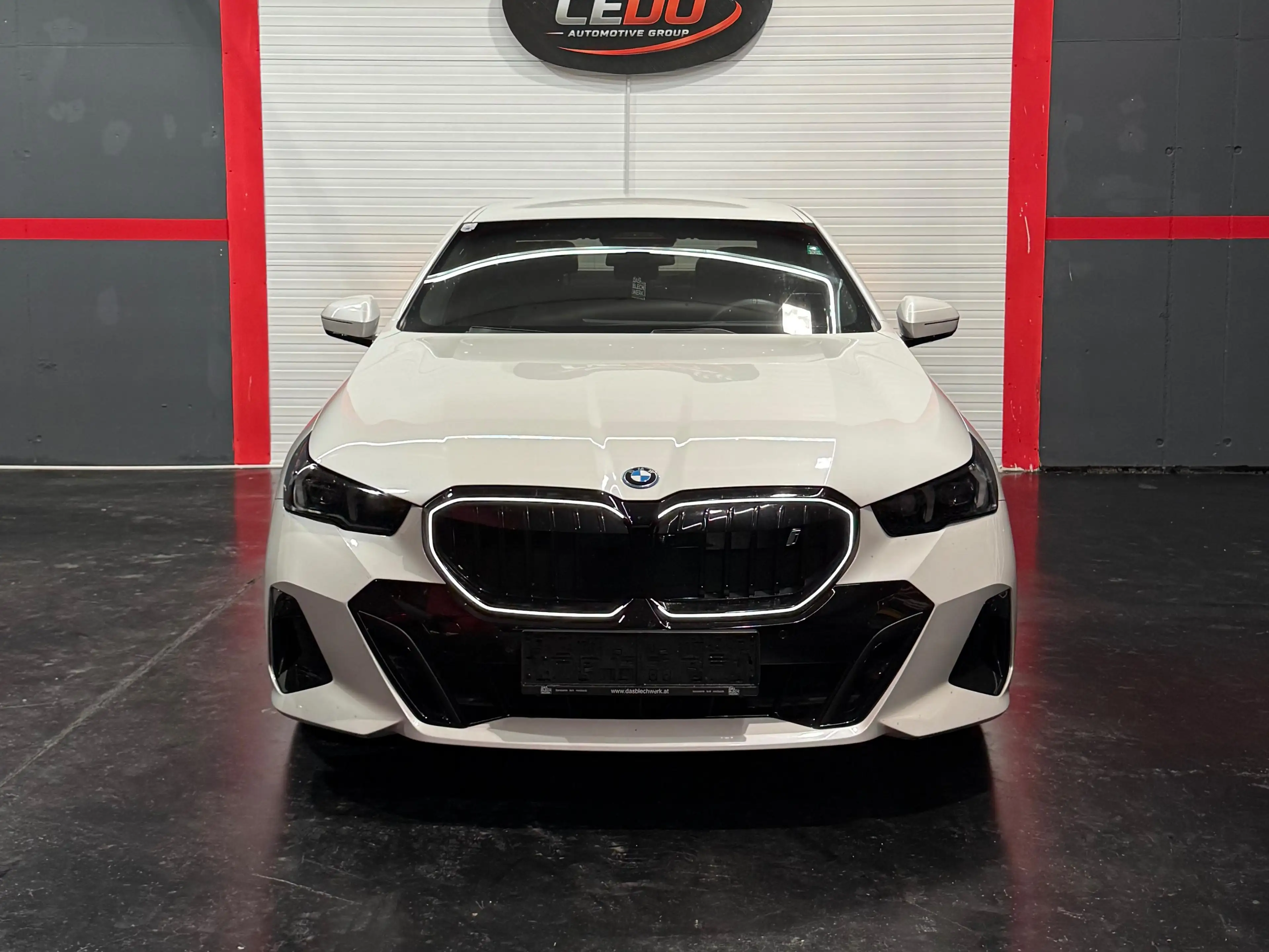 BMW i5 40 xDrive M Sport — photo 9