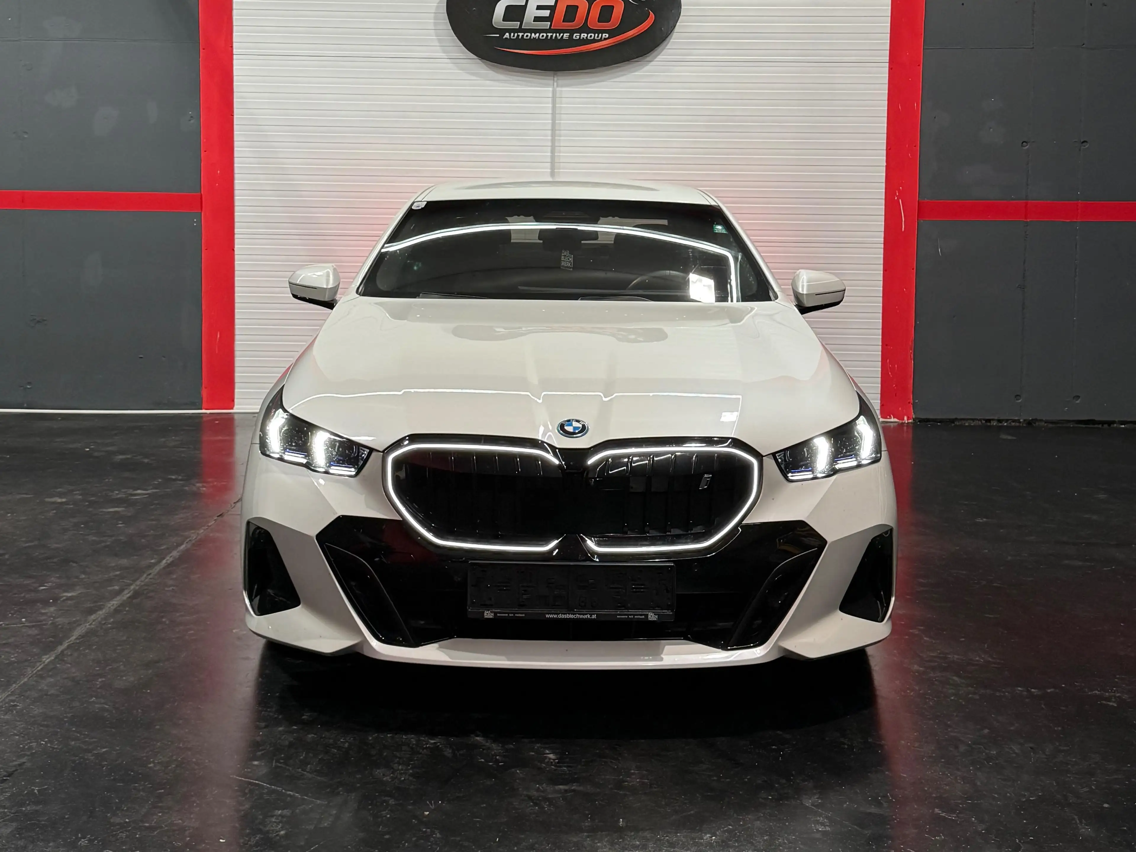 BMW i5 40 xDrive M Sport — photo 8