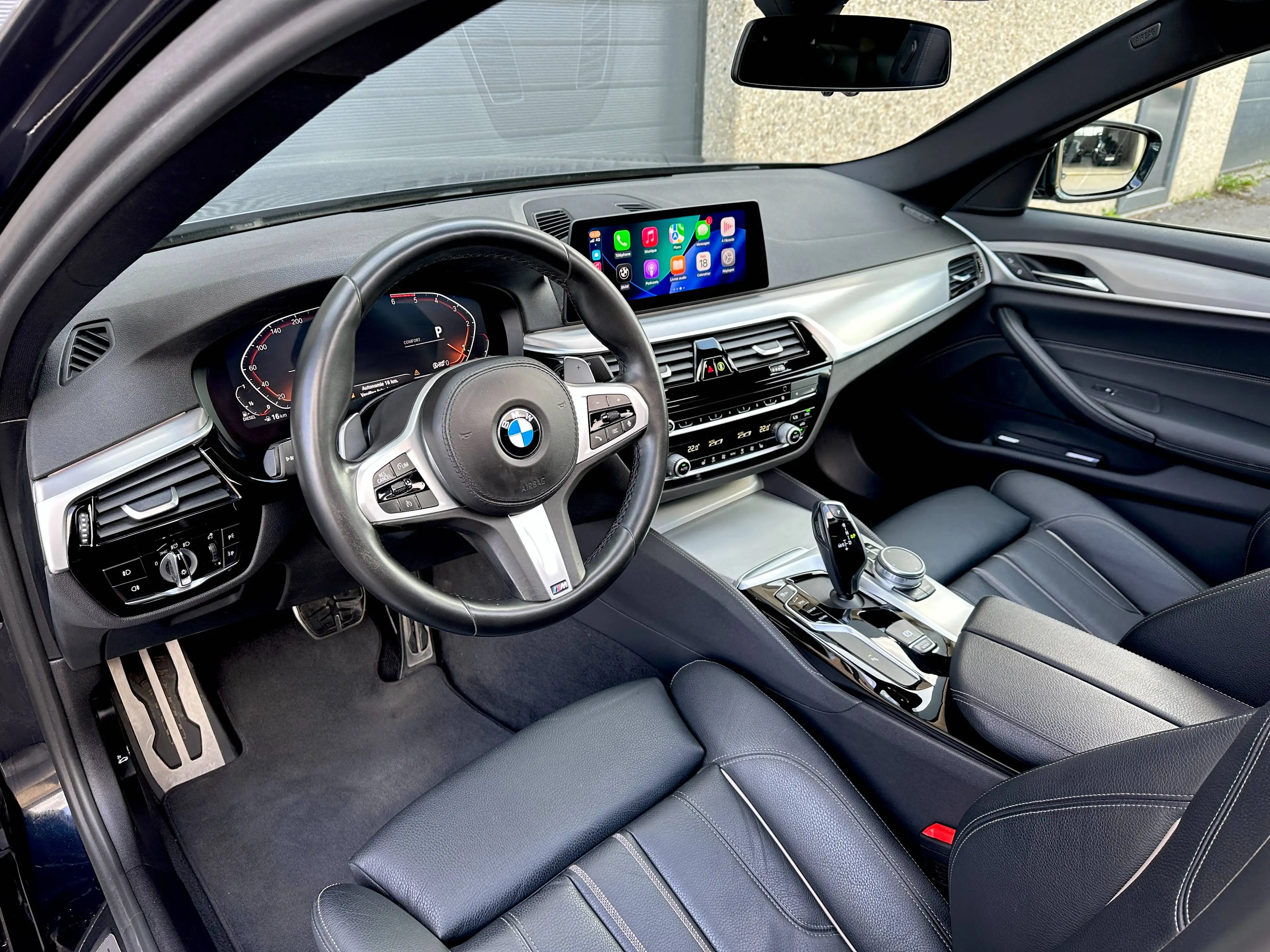 BMW 518 dA 2.0 / M Sport / LED / Toit pano. / Att. remorque — photo 11