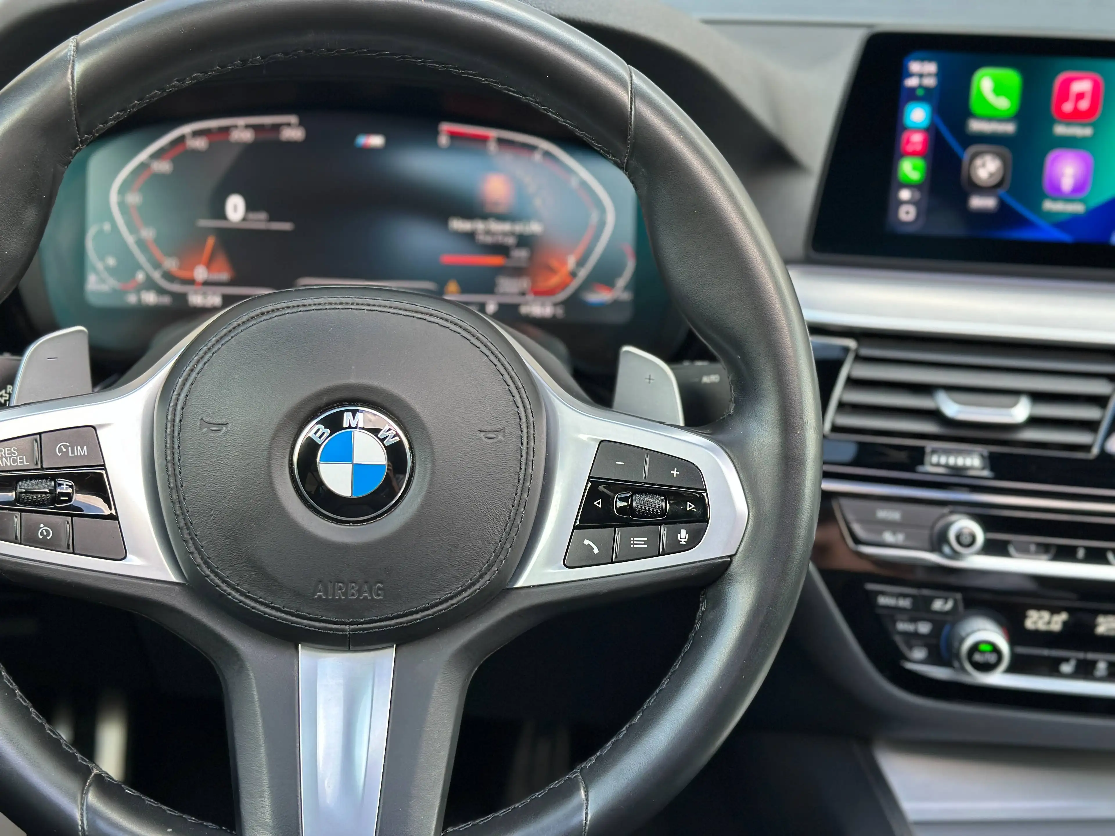 BMW 518 dA 2.0 / M Sport / LED / Toit pano. / Att. remorque — photo 14
