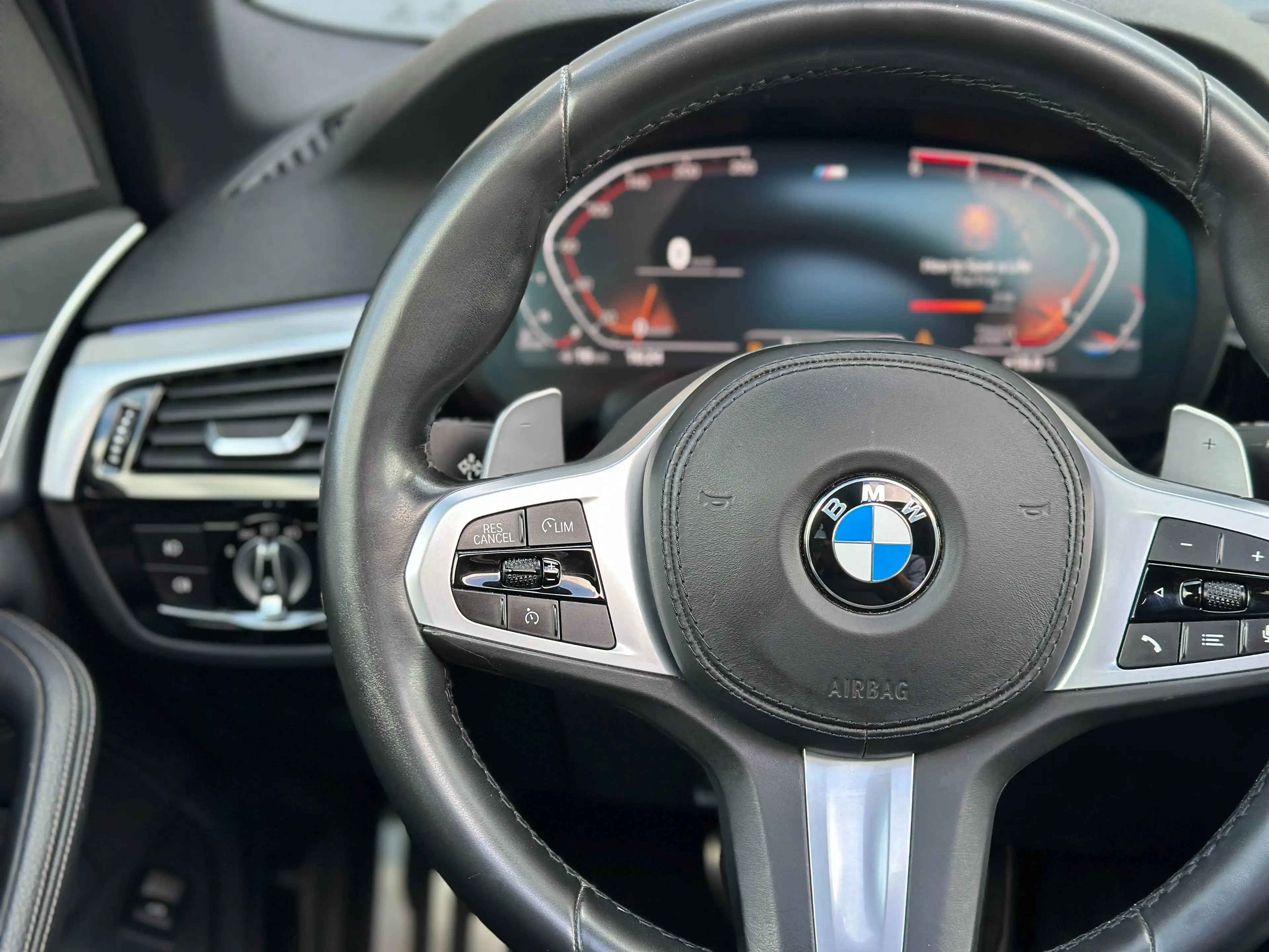 BMW 518 dA 2.0 / M Sport / LED / Toit pano. / Att. remorque — photo 13