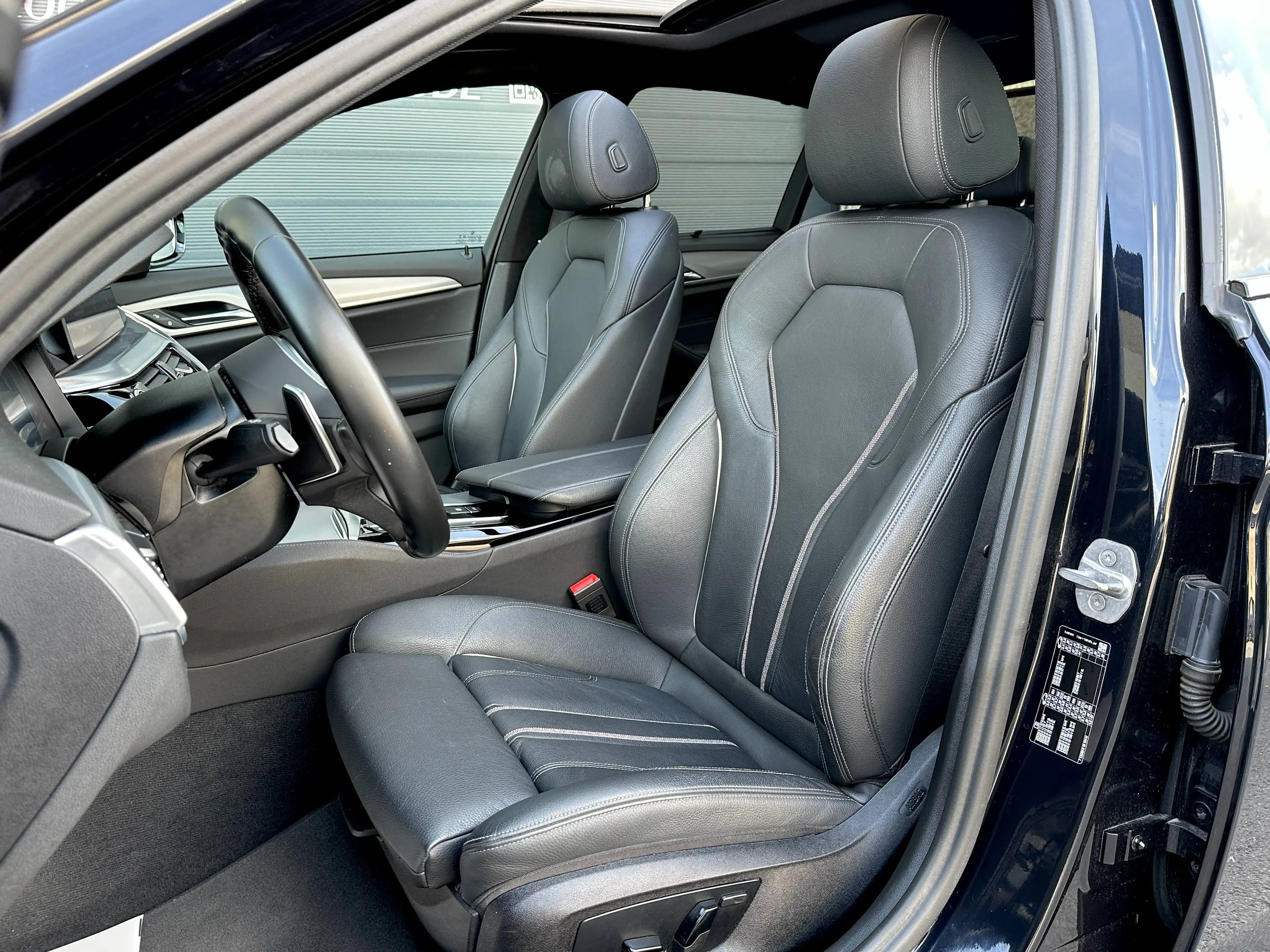 BMW 518 dA 2.0 / M Sport / LED / Toit pano. / Att. remorque — photo 9