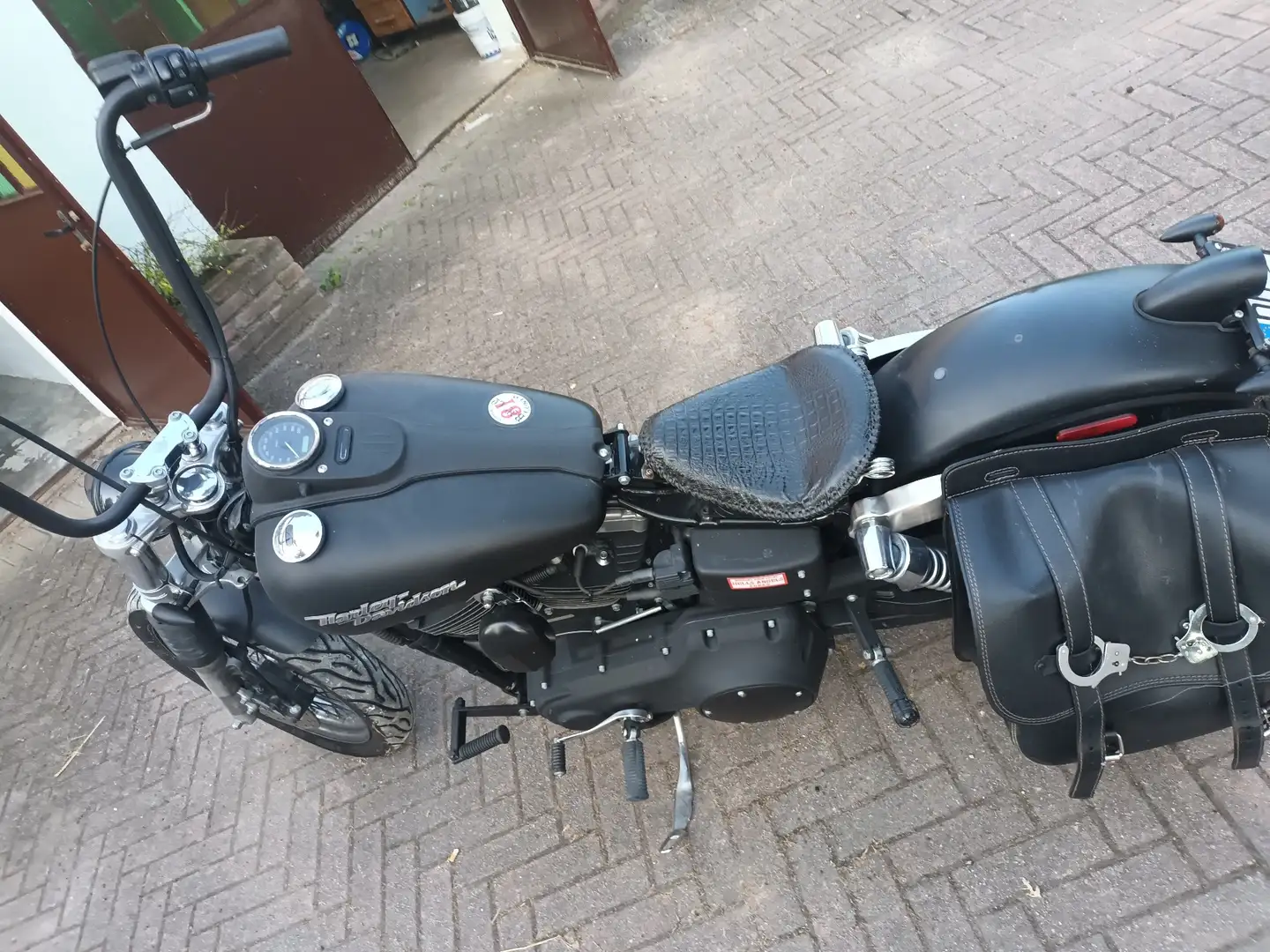 Harley-Davidson Dyna Street Bob Schwarz - 2