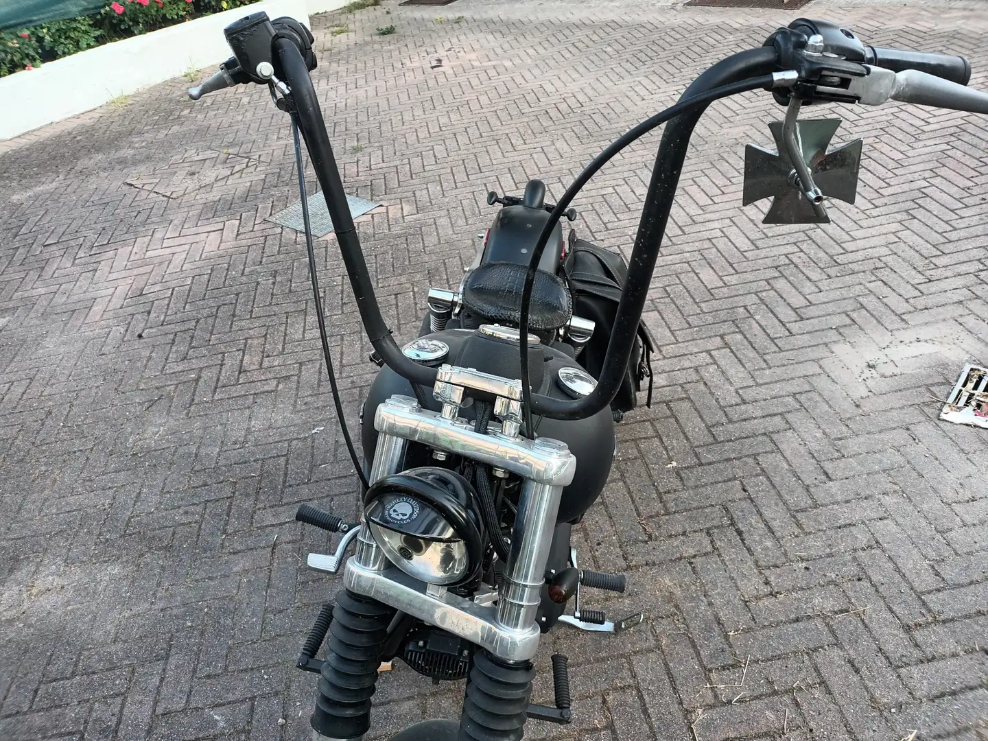 Harley-Davidson Dyna Street Bob Schwarz - 1