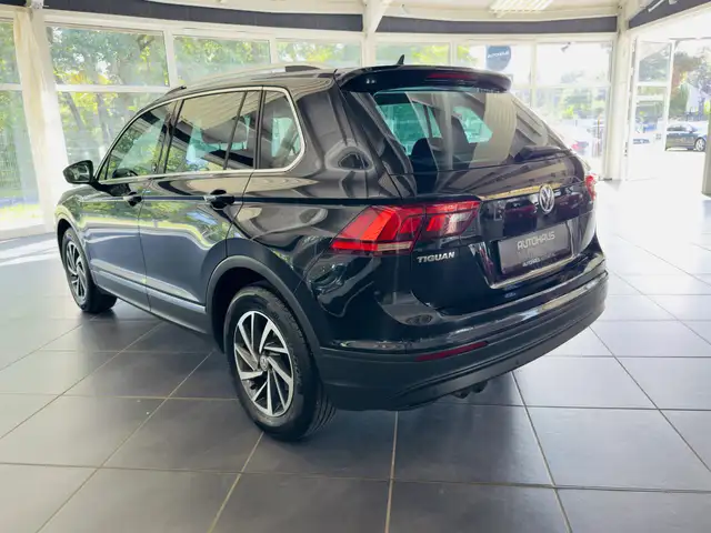 Volkswagen Tiguan view 4