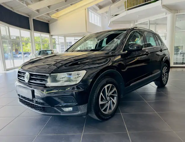 Volkswagen Tiguan view 3