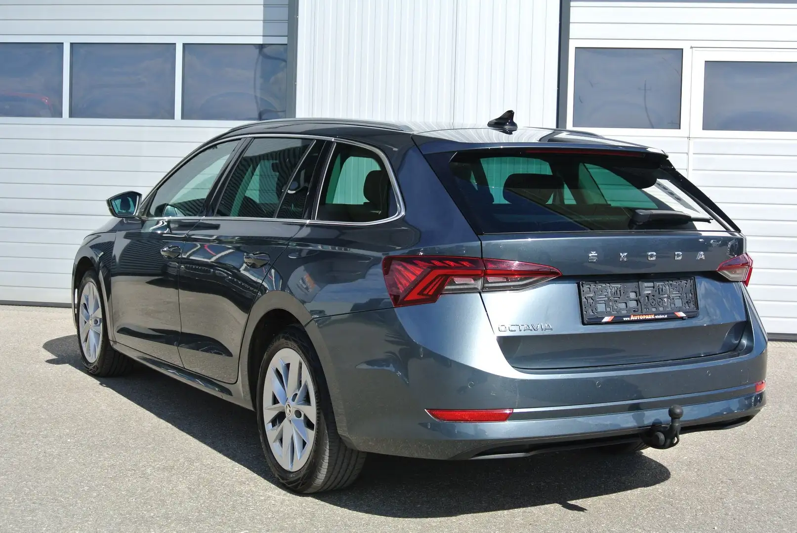 Skoda Octavia Kombi 1,5 TSI Premium * LED * NAVI * AHK * KAMERA Grau - 2