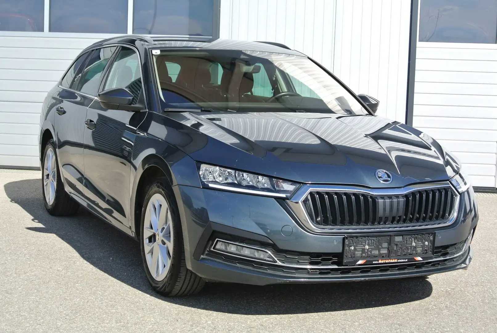 Skoda Octavia Kombi 1,5 TSI Premium * LED * NAVI * AHK * KAMERA Grau - 1
