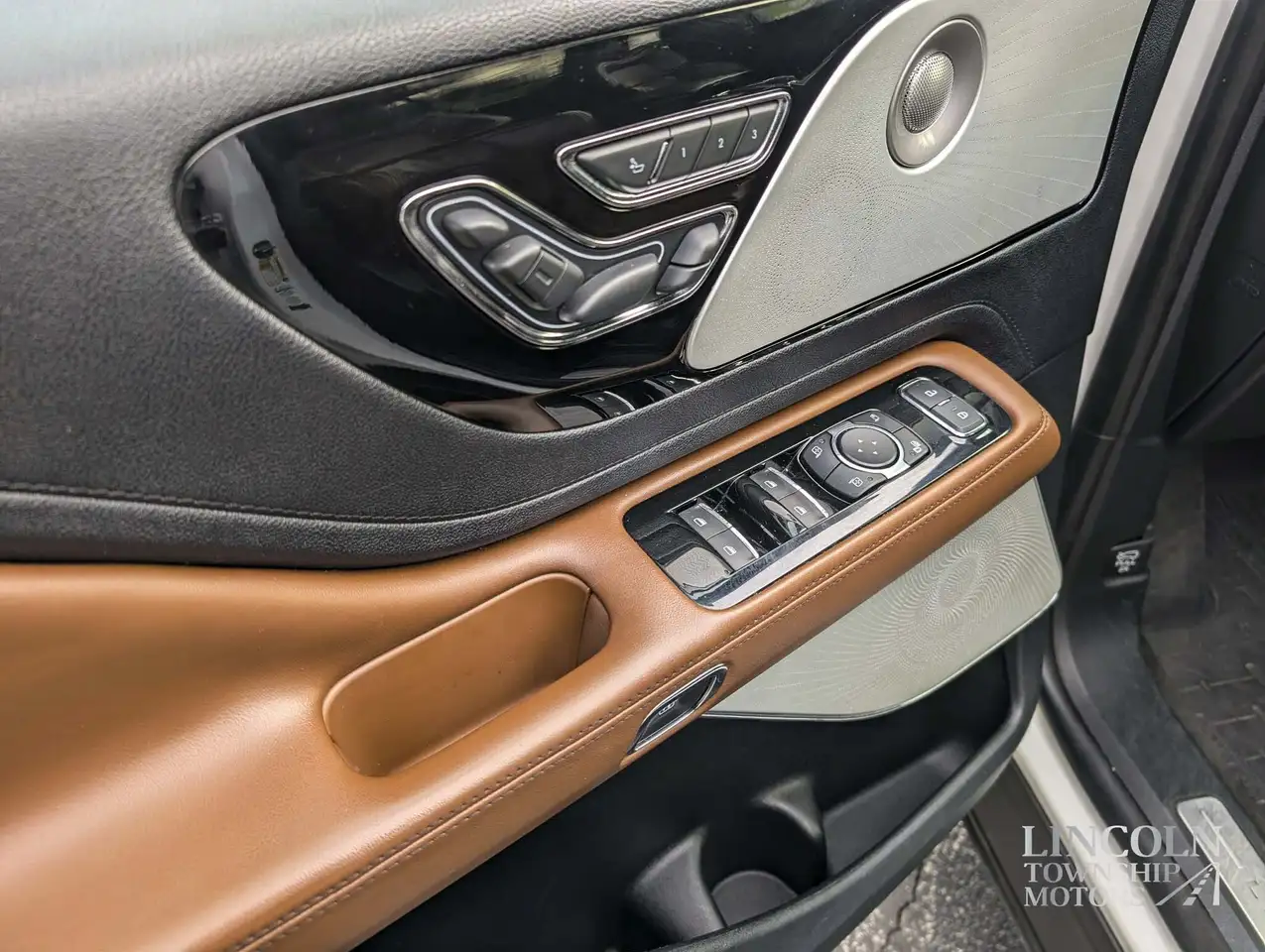 Lincoln Aviator снимка Lincoln Aviator