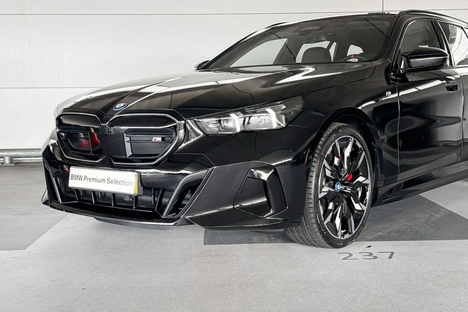 BMW i5 Touring M60 xDrive 84 kWh | Trekhaak met elektrisc Zwart - 2