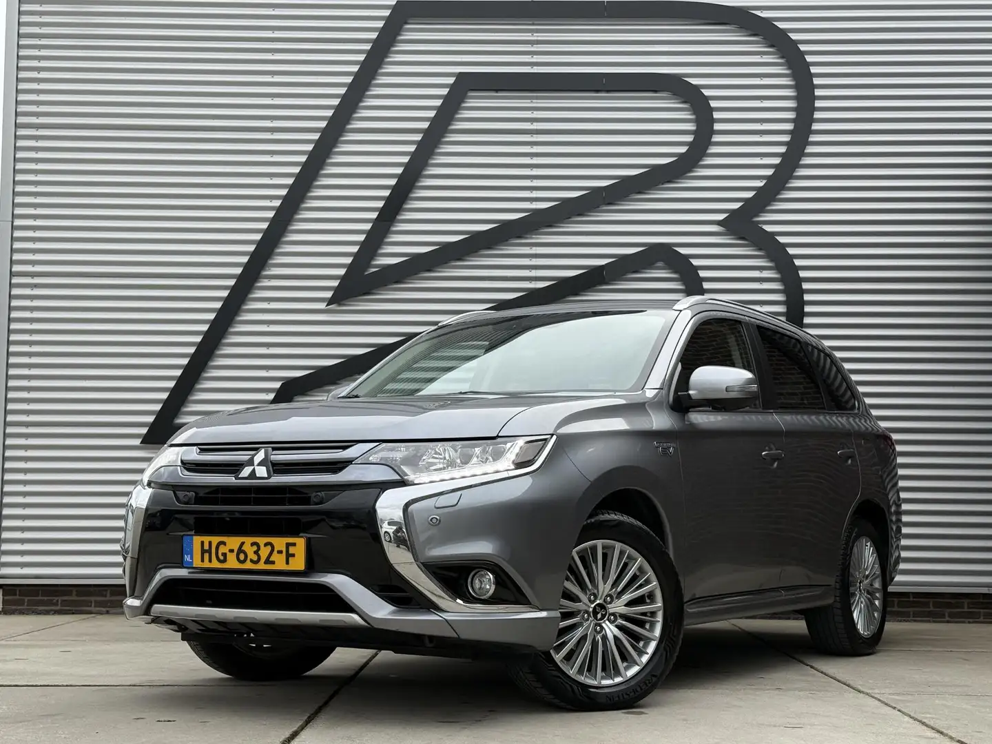 Mitsubishi Outlander 2.0 PHEV instyle SOH 98,6%|Navi|Camera|Leder|Clima Gris - 1