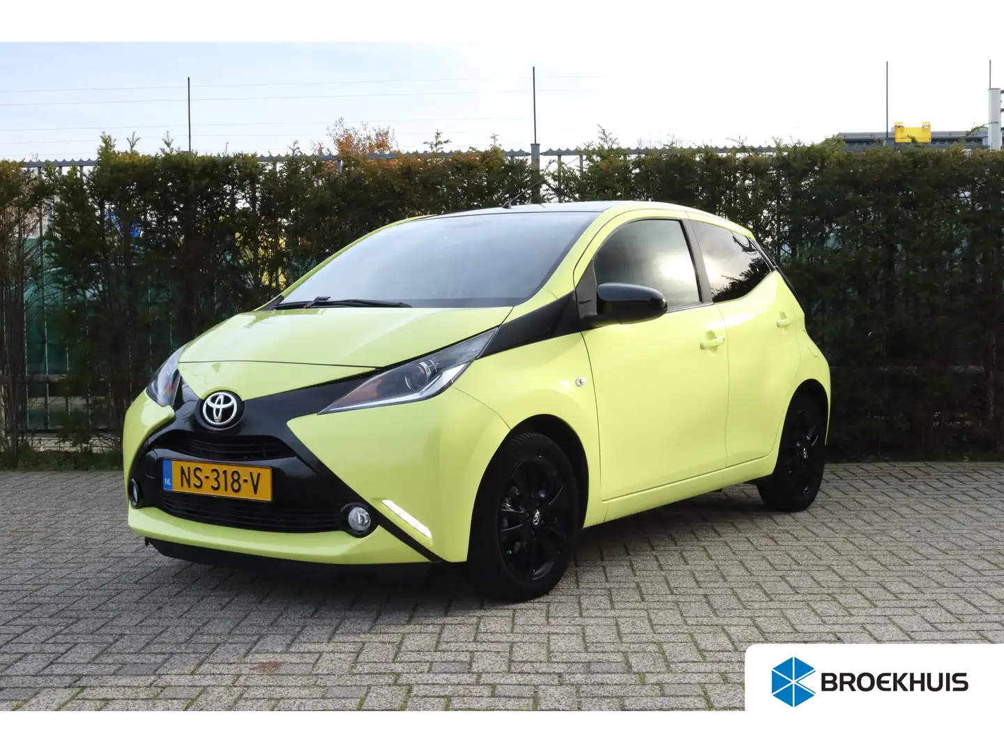 Toyota Aygo 1.0 VVT-i x-cite | Navigatie | Camera | Getint Gla Jaune - 1