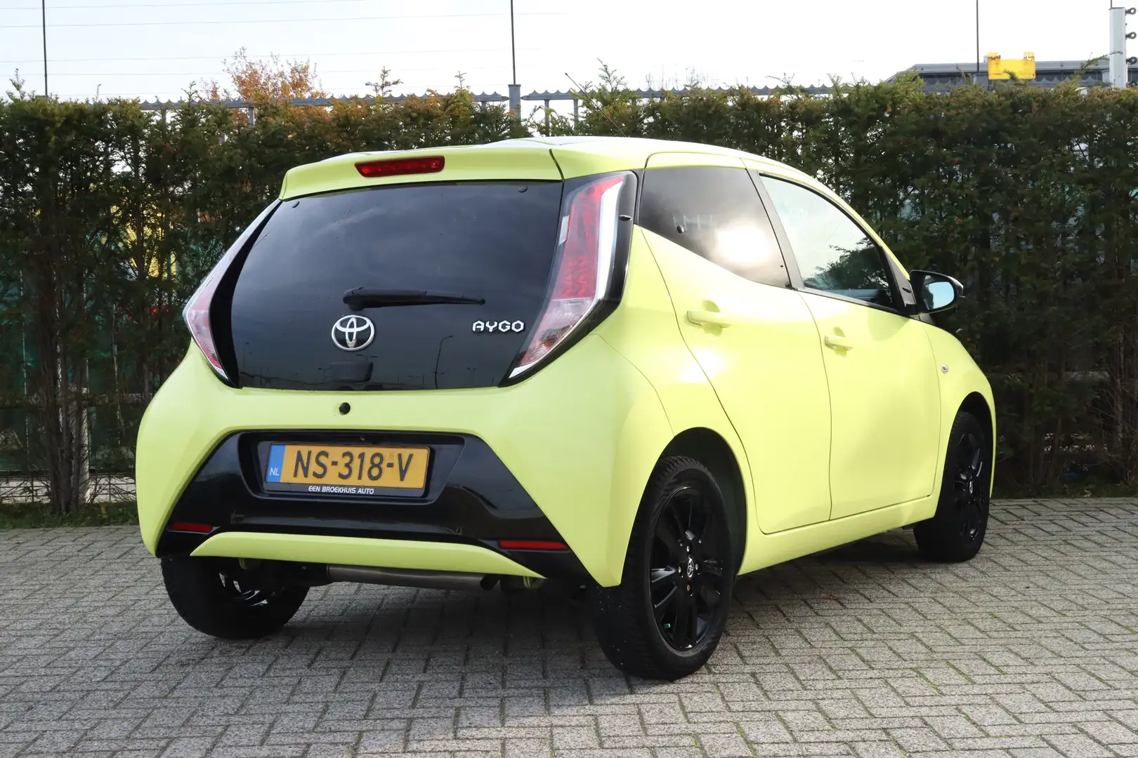 Toyota Aygo 1.0 VVT-i x-cite | Navigatie | Camera | Getint Gla Jaune - 2