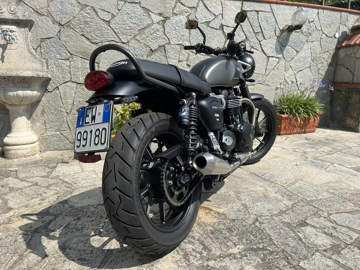 Triumph Street Twin - 2