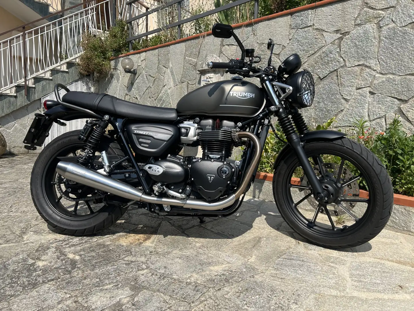 Triumph Street Twin - 1