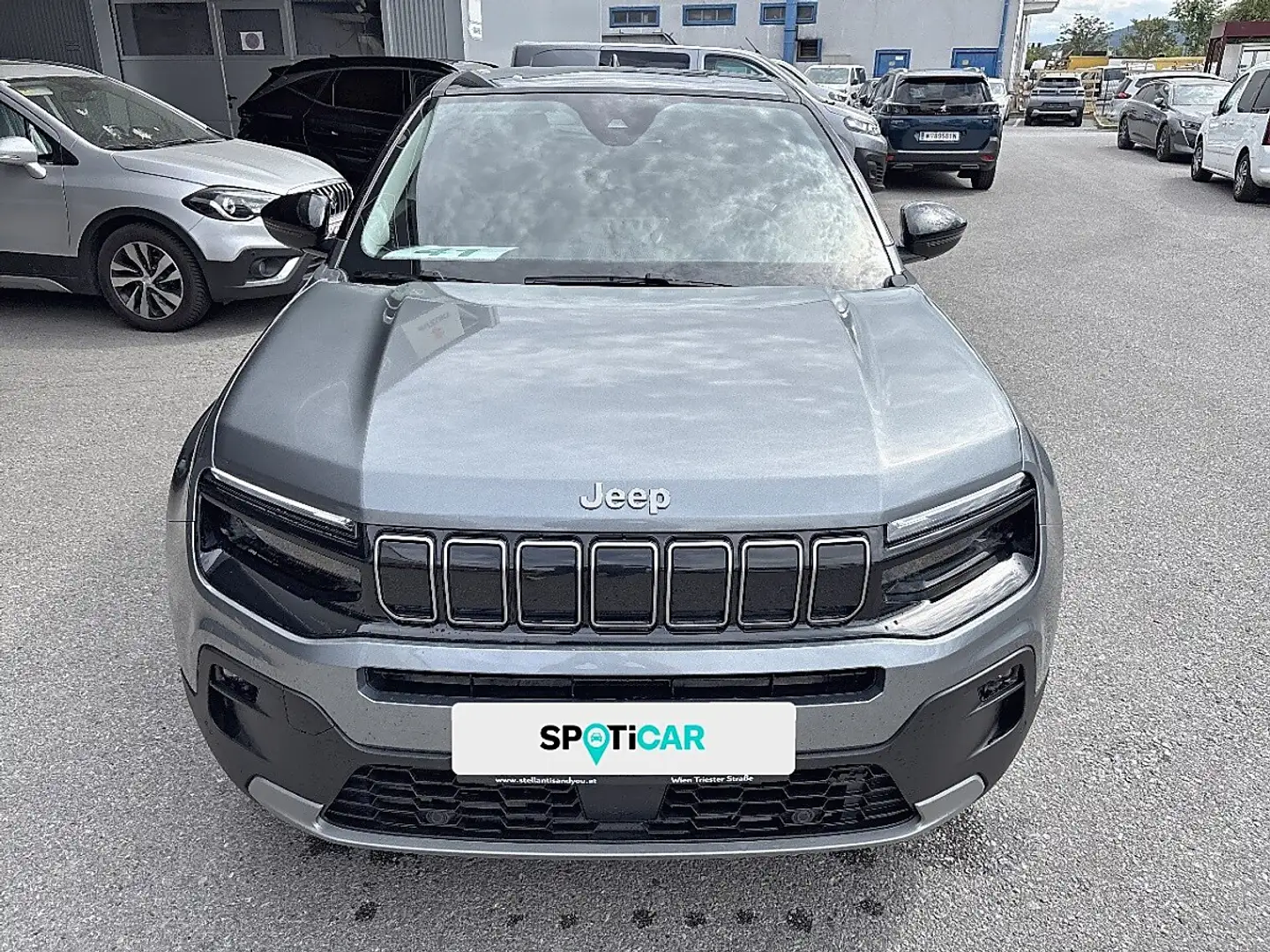 Jeep Avenger 1.2 e-Hybrid Summit e-DCT6 Grau - 2