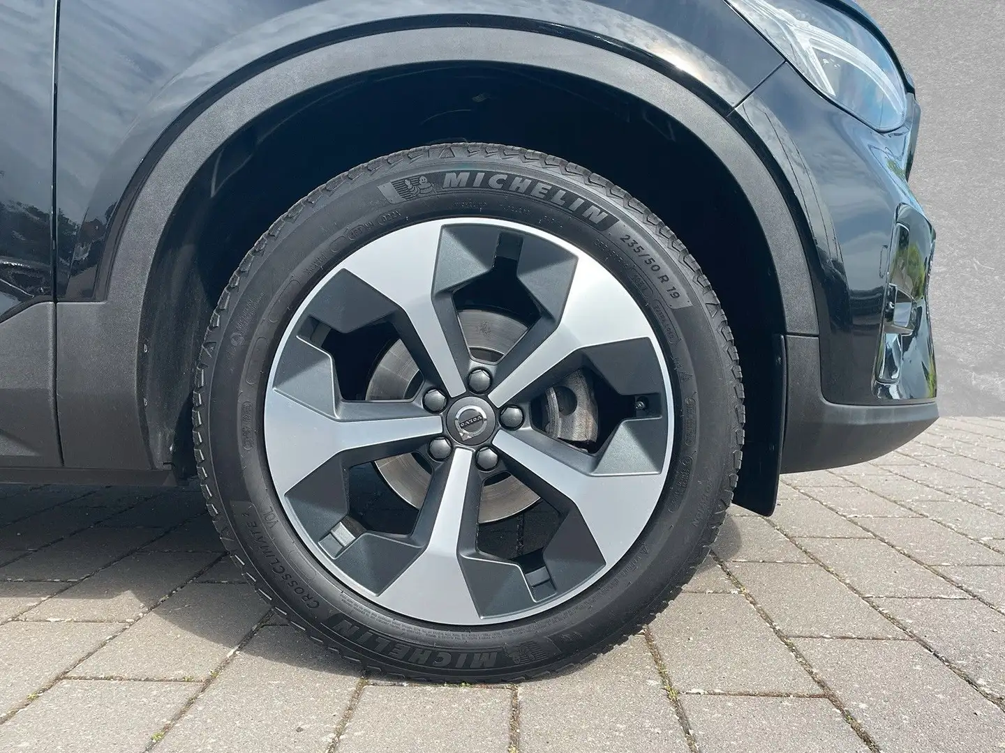 Volvo XC40 T2 Automatik Plus Dark ACC BLIS LED SD Schwarz - 2