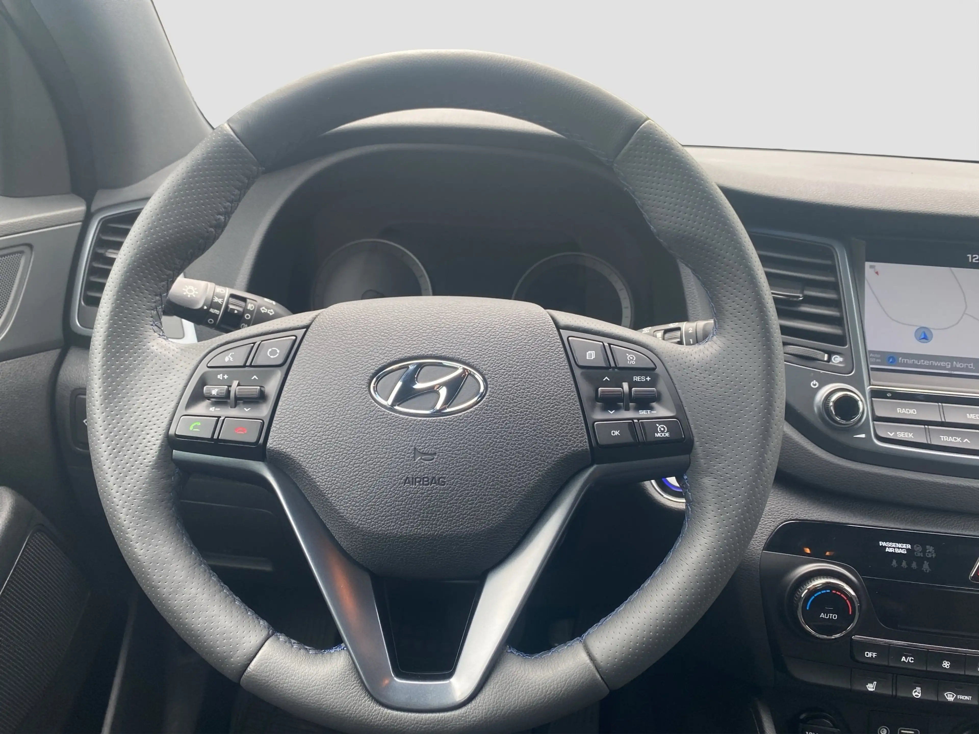 Hyundai TUCSON LED SpurAss Navi RFK AUT KeyLess PDC — photo 12