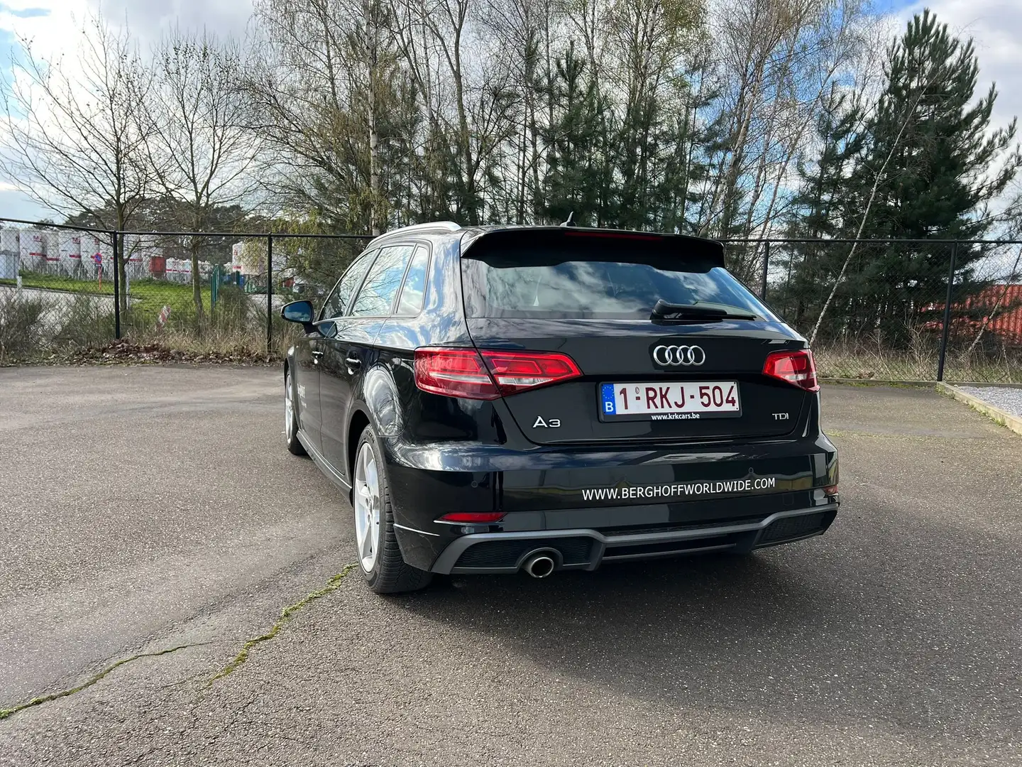 Audi A3 1.6 TDi Attraction S Line INT/EXT Perf Condition Zwart - 2