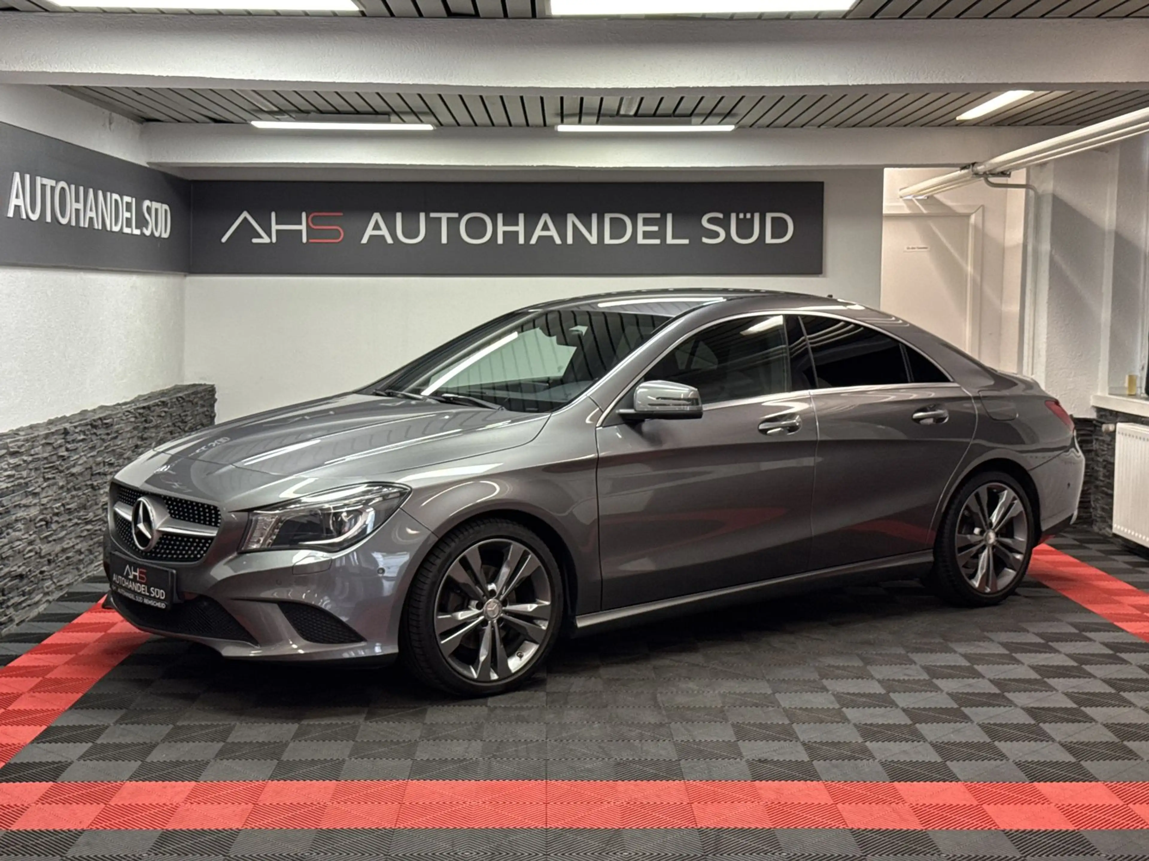 Mercedes-Benz CLA 180 *NAVIGATION*BI-XENON*H.KARDON*