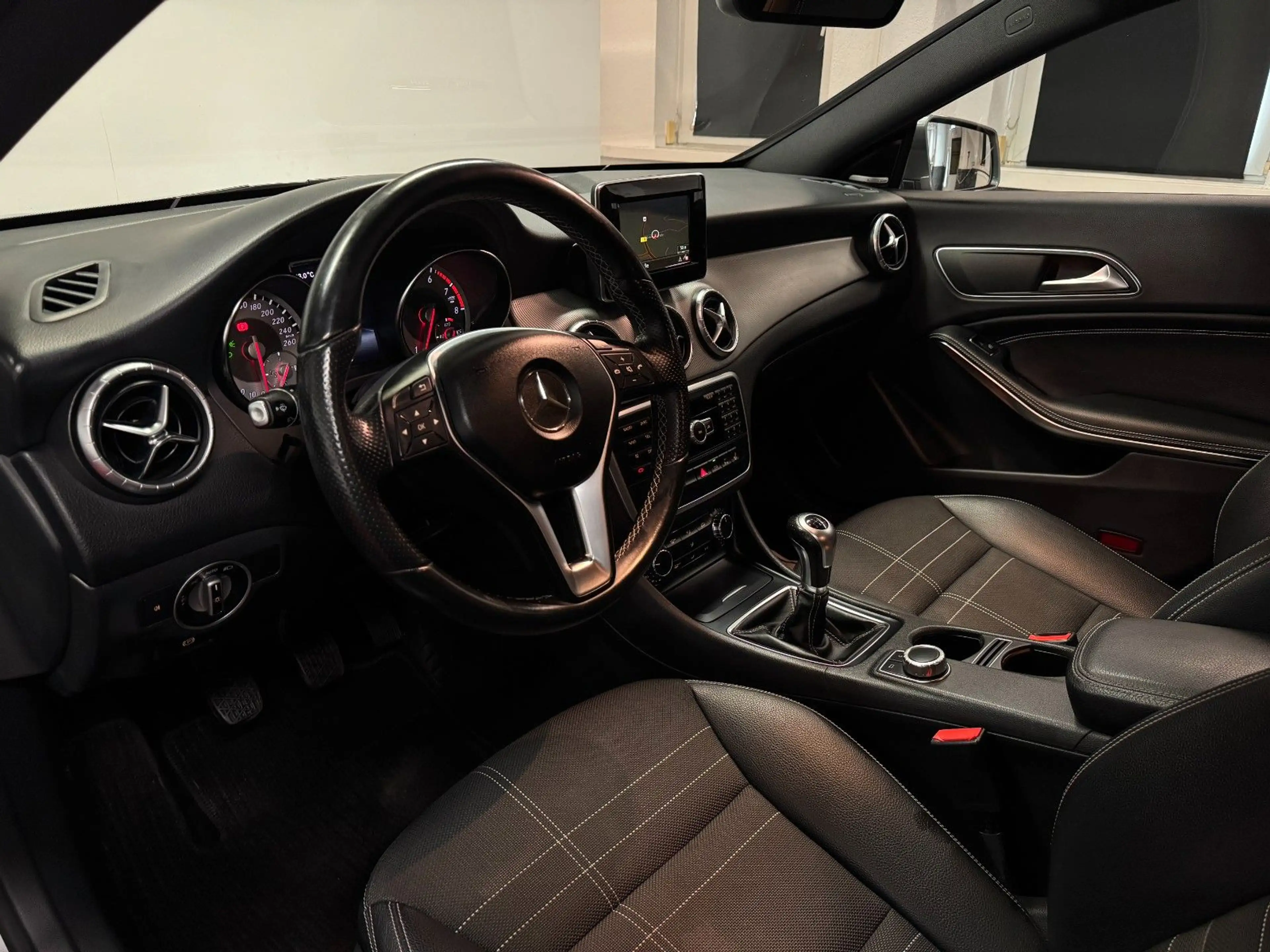Mercedes-Benz CLA 180 *NAVIGATION*BI-XENON*H.KARDON* — photo 13