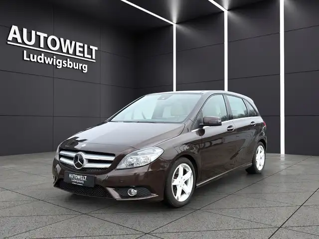 Mercedes-Benz B 250 7-G Tronic Sportpaket PANO-NAVI-LEDER-CAM