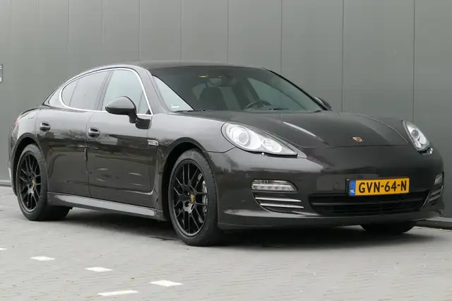 Porsche Panamera view 14