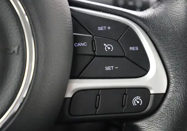 Jeep Renegade view 25