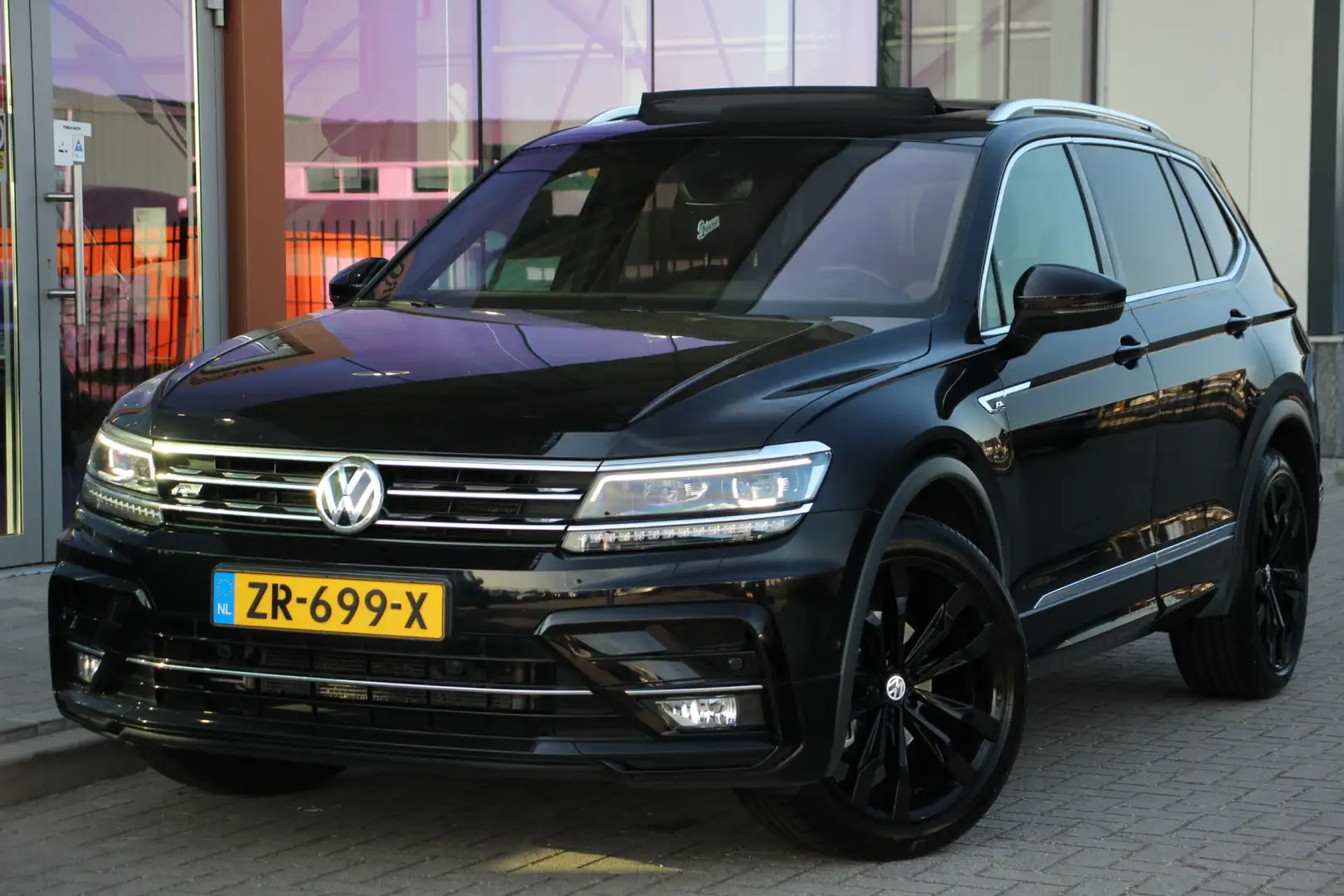 Volkswagen Tiguan Allspace 1.5 TSI Highline R-Line 7p. Pano | ACC | EL.Trekha Zwart - 2